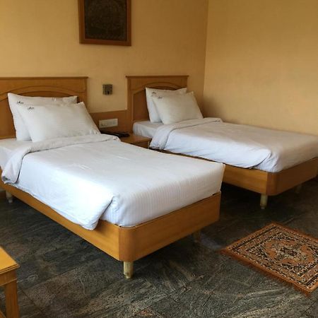 Asr Guesthouse ตีรูปาติ ภายนอก รูปภาพ
